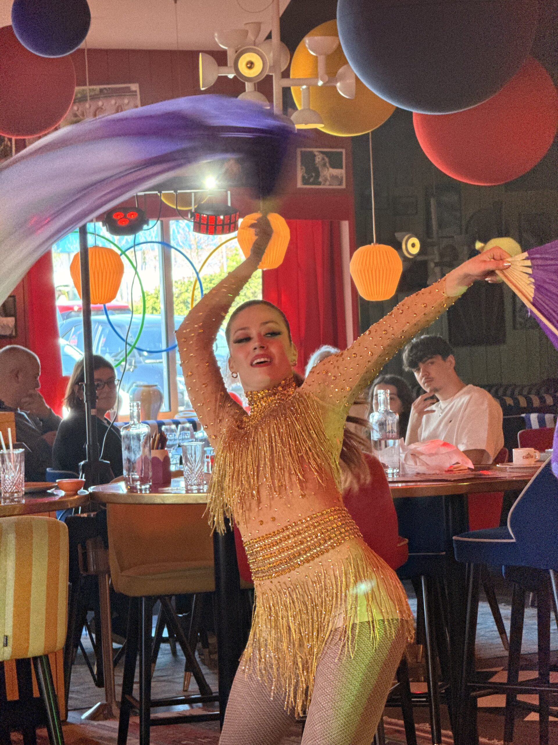 Danse au milieu des convives